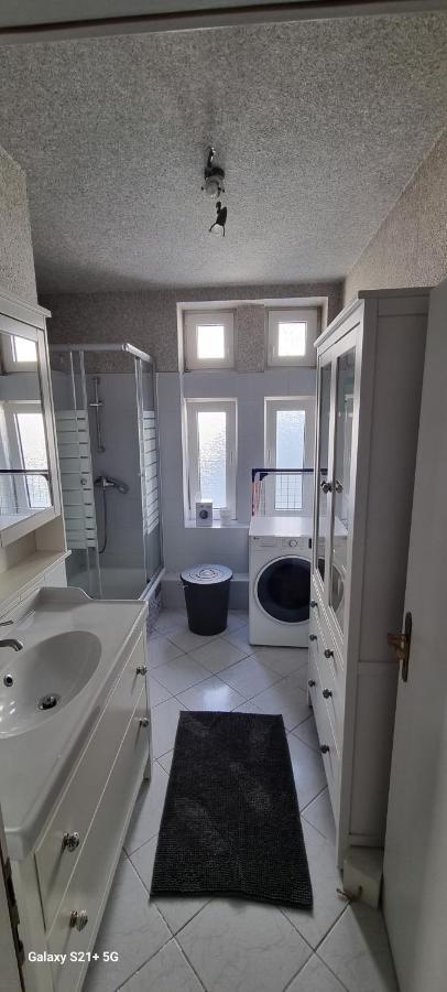 120Qm - 5 Rooms - 2 Bathrooms - Kitchen- Free Parking - Fast Wifi - Yiha Apartment Hannover Eksteriør bilde