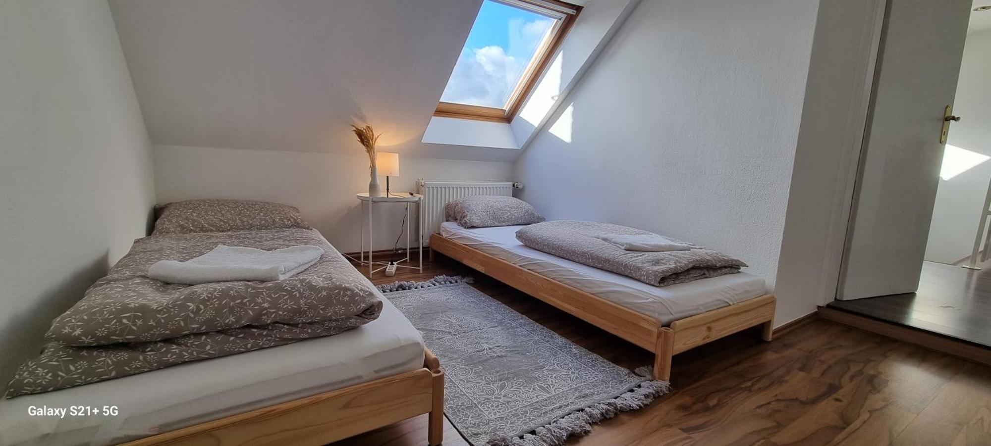 120Qm - 5 Rooms - 2 Bathrooms - Kitchen- Free Parking - Fast Wifi - Yiha Apartment Hannover Eksteriør bilde