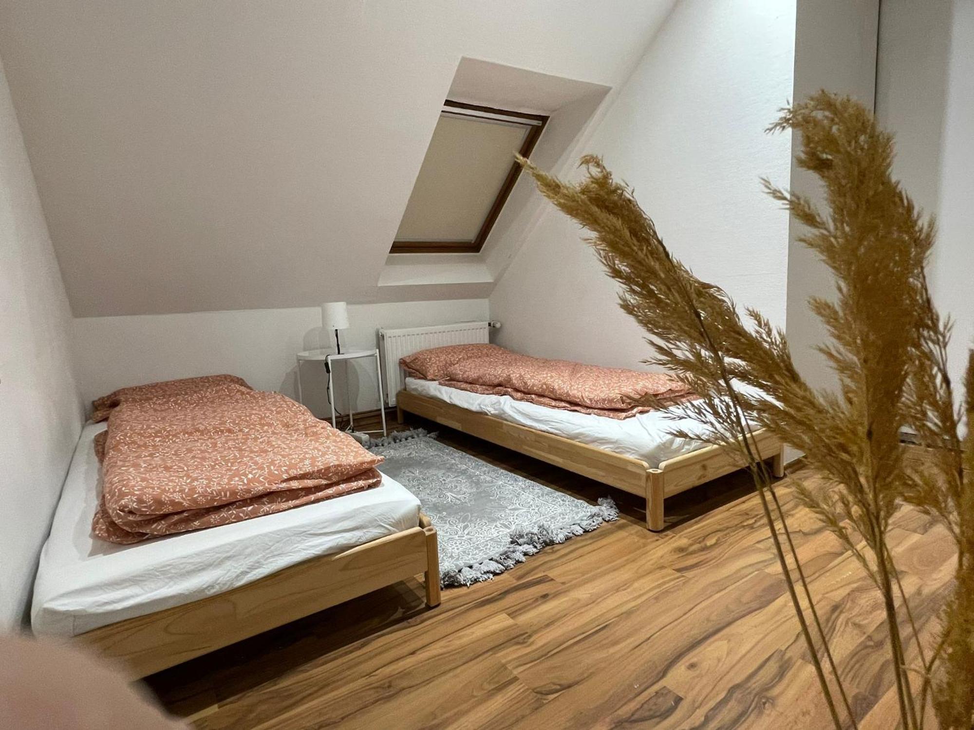 120Qm - 5 Rooms - 2 Bathrooms - Kitchen- Free Parking - Fast Wifi - Yiha Apartment Hannover Eksteriør bilde